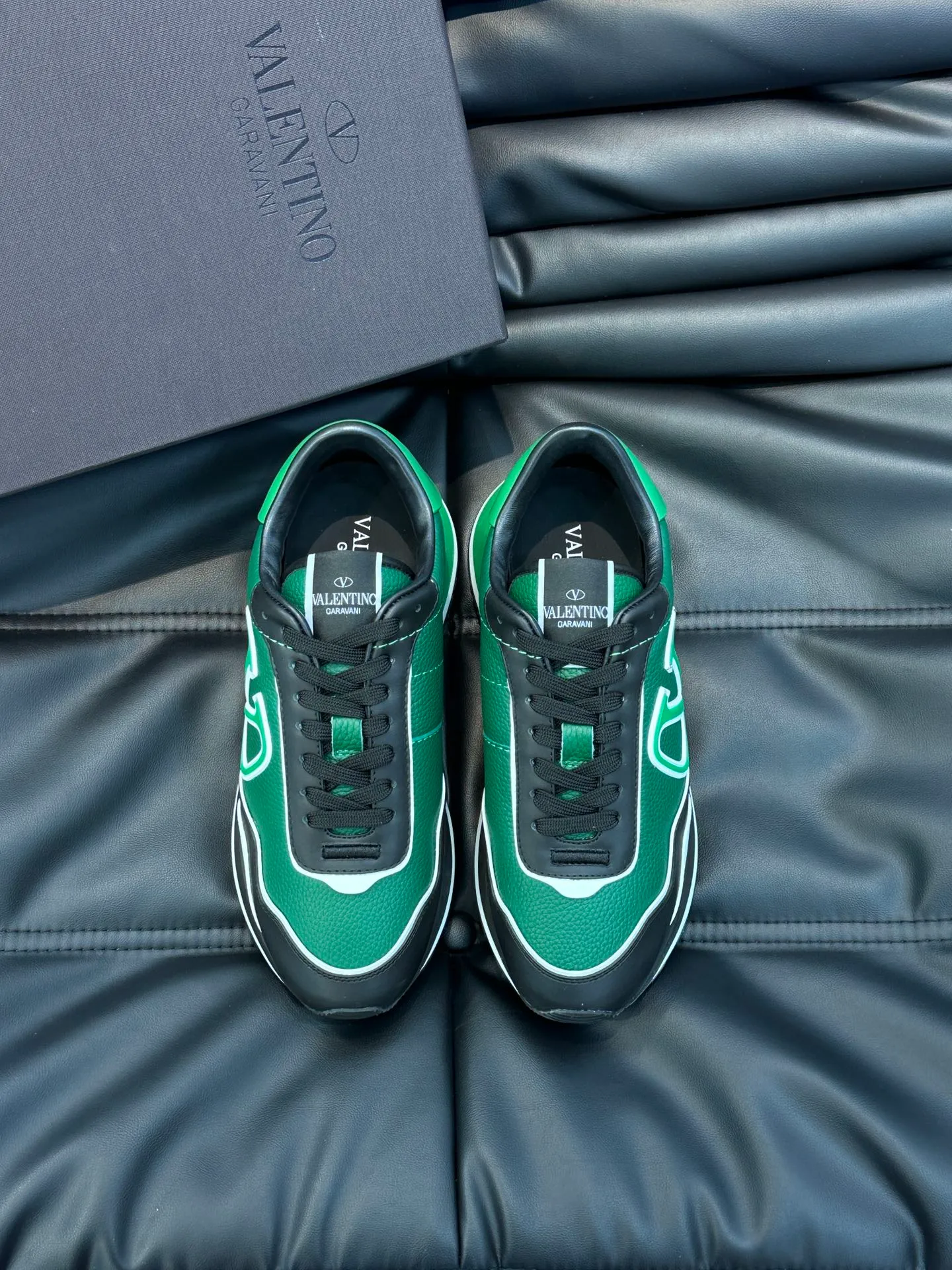 P540💰 Product trademark: VALENTINO "Valentino" Regular size: 38-44 [45 customized] Product material: Warren men's casual sports shoes, made of imported first-layer cowhide, with brand emblem on the tongue, rivet rubber outsole, non-slip, wear-resistant and shock-absorbing, cowhide lining foot pads, comfortable and breathable, with original box packaging equation bag!